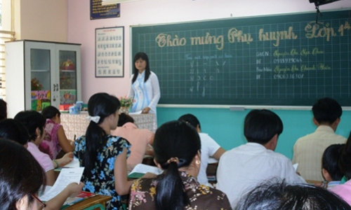 Lạm thu đầu năm học, tại ai?